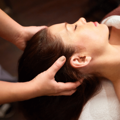 Frau während einer Access Bar Behandlung