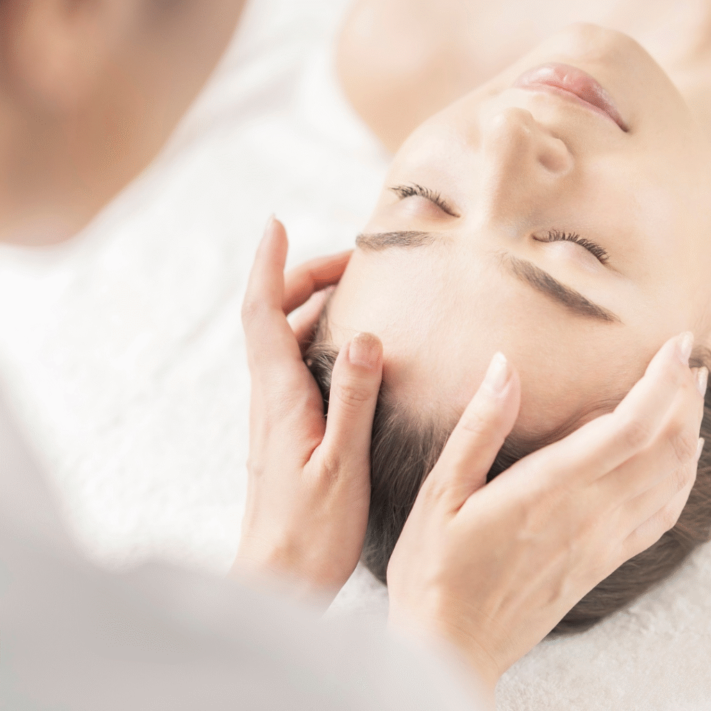 Frau während Craniosacraler Arbeit