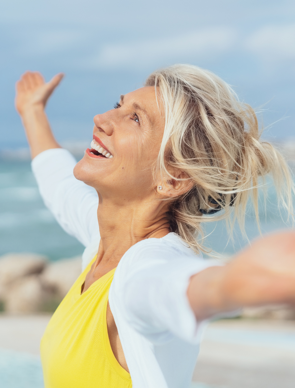 Glückliche Frau am Meer