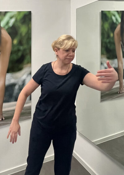 Sonja übt Tai Chi aus